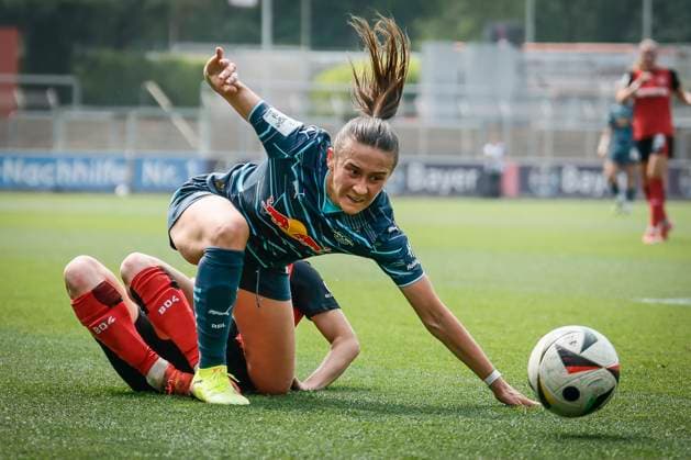 Womens Soccer Bundesliga Bayer 04 Leverkusen RB Leipzig, 03 05 2025 duel between Lara Marti RB Leipzig, 30 and Janou Levels Bayer 04 Leverkusen, 5 Bayer 04 Leverkusen RB Leipzig on matchday 21 of the Google Pixel Womens Bundesliga on 03 05 2025 at Ulrich Haberland Stadium in Leverkusen North Rhine-Westphalia DFL REGULATIONS PROHIBIT ANY USE OF PHOTOGRAPHS AS IMAGE SEQUENCES AND OR QUASI VIDEO Copyright: xBEAUTIFULxSPORTS AxelxKohringx