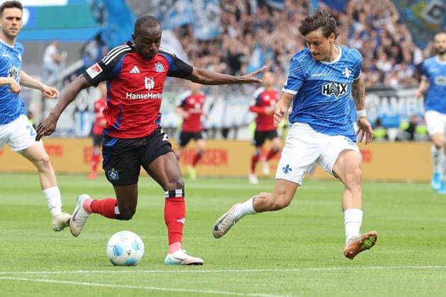 2025 05 03 xJFAx 2 Bundesliga SV Darmstadt 98 Hamburger SV v l , Jean Luc Dompe Hamburger SV , Guillermo Bueno SV Darmstadt 98 , Zweikampf, Action, Aktion, Battles for the Ball DFL DFB REGULATIONS PROHIBIT ANY USE OF PHOTOGRAPHS as IMAGE SEQUENCES and or QUASI VIDEO Copyright: JoaquimxFerreira
