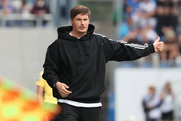 2025 05 03 xJFAx 2 Bundesliga SV Darmstadt 98 Hamburger SV v l , head coach, trainer Merlin Polzin Hamburger SV gives instructions, gesticulates, gesticulate with arms gives instructions, gesticulate, thumbs up DFL DFB REGULATIONS PROHIBIT ANY USE OF PHOTOGRAPHS as IMAGE SEQUENCES and or QUASI VIDEO Copyright: JoaquimxFerreira