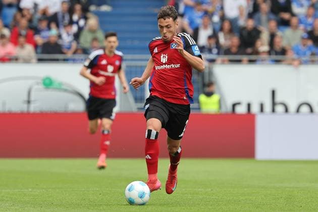 2025 05 03 xJFAx 2 Bundesliga SV Darmstadt 98 Hamburger SV v l , Wiliam Mikelbrencis Hamburger SV am Ball, Freisteller, Einzelbild, Ganzkörper, Aktion, Action, Spielzene DFL DFB REGULATIONS PROHIBIT ANY USE OF PHOTOGRAPHS as IMAGE SEQUENCES and or QUASI VIDEO Copyright: JoaquimxFerreira