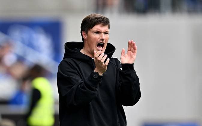 03 05 2025, xfux, Fussball 2 Bundesliga, SV Darmstadt 98 Hamburger SV, v l Trainer Merlin Polzin Hamburger SV gibt Anweisungen, gestikuliert, mit den Armen gestikulieren gives instructions, gesticulate, gesticolando DFL DFB REGULATIONS PROHIBIT ANY USE OF PHOTOGRAPHS as IMAGE SEQUENCES and or QUASI VIDEO Licensing of this image to and or by SV Darmstadt 1898 e V and subsidiaries is not permitted No release of or sale to SV Darmstadt 1898 e V Darmstadt