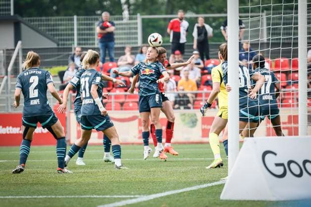 Womens Soccer Bundesliga Bayer 04 Leverkusen RB Leipzig, 03 05 2025 Lou Ann Joly RB Leipzig, 6 clears a corner kick by head Bayer 04 Leverkusen RB Leipzig on matchday 21 of the Google Pixel Womens Bundesliga on 03 05 2025 at Ulrich Haberland Stadium in Leverkusen North Rhine-Westphalia DFL REGULATIONS PROHIBIT ANY USE OF PHOTOGRAPHS AS IMAGE SEQUENCES AND OR QUASI VIDEO Copyright: xBEAUTIFULxSPORTS AxelxKohringx