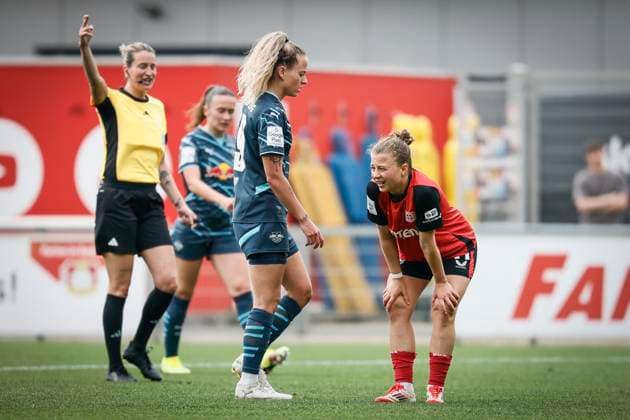 Womens Soccer Bundesliga Bayer 04 Leverkusen RB Leipzig, 03 05 2025 Kristin Kögel Bayer 04 Leverkusen, 11 takes a short break Bayer 04 Leverkusen RB Leipzig on matchday 21 of the Google Pixel Womens Bundesliga on 03 05 2025 at Ulrich Haberland Stadium in Leverkusen North Rhine-Westphalia DFL REGULATIONS PROHIBIT ANY USE OF PHOTOGRAPHS AS IMAGE SEQUENCES AND OR QUASI VIDEO Copyright: xBEAUTIFULxSPORTS AxelxKohringx