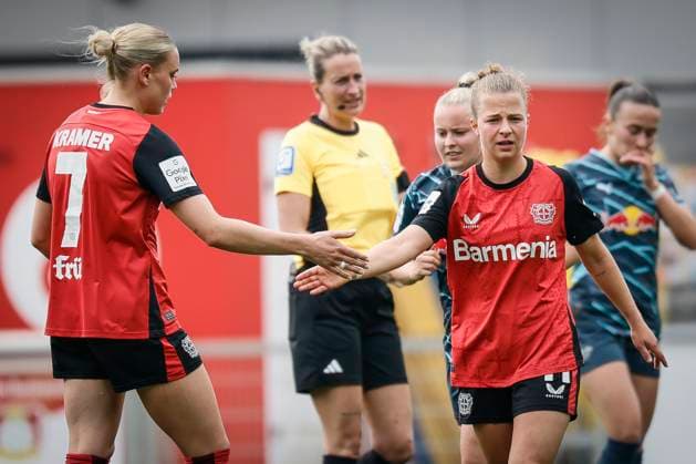 Womens Soccer Bundesliga Bayer 04 Leverkusen RB Leipzig, 03 05 2025 Cornelia Kramer Bayer 04 Leverkusen, 7 and Kristin Kögel Bayer 04 Leverkusen, 11 high-five each other Bayer 04 Leverkusen RB Leipzig on matchday 21 of the Google Pixel Womens Bundesliga on 03 05 2025 at Ulrich Haberland Stadium in Leverkusen North Rhine-Westphalia DFL REGULATIONS PROHIBIT ANY USE OF PHOTOGRAPHS AS IMAGE SEQUENCES AND OR QUASI VIDEO Copyright: xBEAUTIFULxSPORTS AxelxKohringx