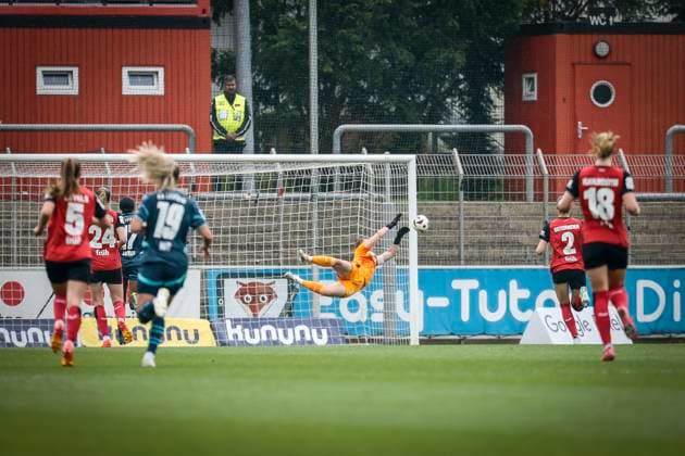 Womens Soccer Bundesliga Bayer 04 Leverkusen RB Leipzig, 03 05 2025 Brilliant save by Friederike Repohl Bayer 04 Leverkusen, 27 Bayer 04 Leverkusen RB Leipzig on matchday 21 of the Google Pixel Womens Bundesliga on 03 05 2025 at Ulrich Haberland Stadium in Leverkusen North Rhine-Westphalia DFL REGULATIONS PROHIBIT ANY USE OF PHOTOGRAPHS AS IMAGE SEQUENCES AND OR QUASI VIDEO Copyright: xBEAUTIFULxSPORTS AxelxKohringx