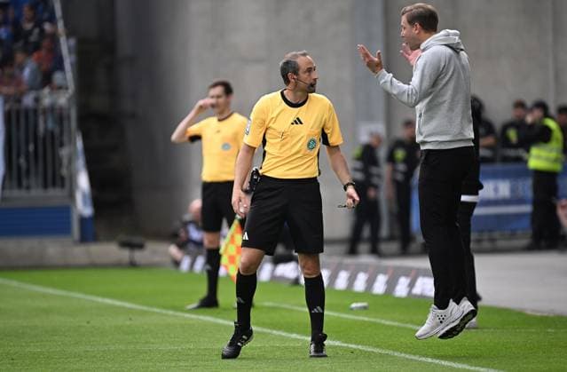 03 05 2025, xjhx, Soccer 2 Bundesliga, SV Darmstadt 98 Hamburger SV v l Referee Patrick Alt, Coach Florian Kohfeldt SV Darmstadt 98 DFL DFB REGULATIONS PROHIBIT ANY USE OF PHOTOGRAPHS as IMAGE SEQUENCES and or QUASI VIDEO Darmstadt
