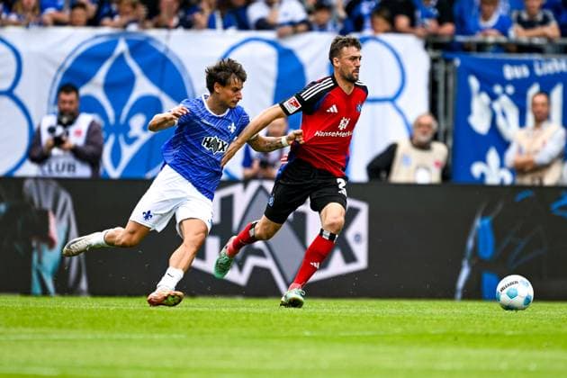 Guille Bueno SV Darmstadt 98, 03 in duel with Jonas Meffert Hamburger SV, 23 , GER, SV Darmstadt 98 vs Hamburger SV, 2 Bundesliga, Soccer, Matchday 32, Season 2024 2025, 03 05 2025 DFL REGULATIONS PROHIBIT ANY USE OF PHOTOGRAPHS as IMAGE SEQUENCES and or QUASI VIDEO GER, SV Darmstadt 98 vs Hamburger SV, 2 Bundesliga, Soccer, Matchday 32, Season 2024 2025, 03 05 2025 Darmstadt Copyright: xEibner-Pressefoto FlorianxWiegandx EP_FWD