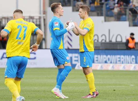 Eintracht BS vs Fortuna Düsseldorf Braunschweig, 03 05 2025, Soccer, Season 24 25, 2 Bundesliga, 32 Matchday, Eintracht Braunschweig vs Fortuna Düsseldorf, Picture shows Ron Thorben Hoffmann BTSV, 1 with Paul Jaeckel BTSV, 3 Braunschweig