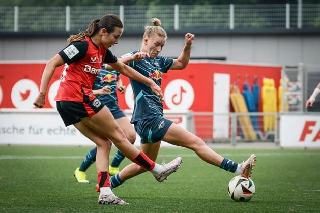 Womens Soccer Bundesliga Bayer 04 Leverkusen RB Leipzig, 03 05 2025 Loreen Bender Bayer 04 Leverkusen, 19 , Estrella Merino Gonzales Bayer 04 Leverkusen, 20 Bayer 04 Leverkusen RB Leipzig on matchday 21 of the Google Pixel Womens Bundesliga on 03 05 2025 at the Ulrich Haberland Stadium in Leverkusen North Rhine-Westphalia DFL REGULATIONS PROHIBIT ANY USE OF PHOTOGRAPHS AS IMAGE SEQUENCES AND OR QUASI VIDEO Copyright: xBEAUTIFULxSPORTS AxelxKohringx
