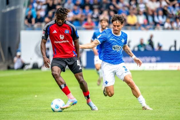 2 Bundesliga SV Darmstadt 98 Hamburger SV 03 05 2025 Fabio Balde Hamburger SV, 45 and Guille Bueno SV Darmstadt 98, 3 duel 2 Bundesliga SV Darmstadt 98 Hamburger SV, 03 05 2025 at Merck Stadion, Darmstadt DFL REGULATIONS PROHIBIT ANY USE OF PHOTOGRAPHS AS IMAGE SEQUENCES AND OR QUASI VIDEO Copyright: xBEAUTIFULxSPORTS Gelhardtx