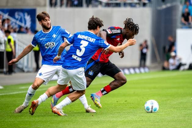 2 Bundesliga SV Darmstadt 98 Hamburger SV 03 05 2025 Fabio Balde Hamburger SV, 45 and Guille Bueno SV Darmstadt 98, 3 Killian Corredor SV Darmstadt 98, 34 2 Bundesliga SV Darmstadt 98 Hamburger SV, 03 05 2025 at Merck Stadion, Darmstadt DFL REGULATIONS PROHIBIT ANY USE OF PHOTOGRAPHS AS IMAGE SEQUENCES AND OR QUASI VIDEO Copyright: xBEAUTIFULxSPORTS Gelhardtx