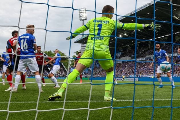 2025 05 03 xJFAx 2 Bundesliga SV Darmstadt 98 Hamburger SV v l , shoots the goal to 0 1, Ludovit Reis Hamburger SV , Goalkeeper, Goalkeeper Marcel Schuhen SV Darmstadt 98 DFL DFB REGULATIONS PROHIBIT ANY USE OF PHOTOGRAPHS as IMAGE SEQUENCES and or QUASI VIDEO Copyright: JoaquimxFerreira