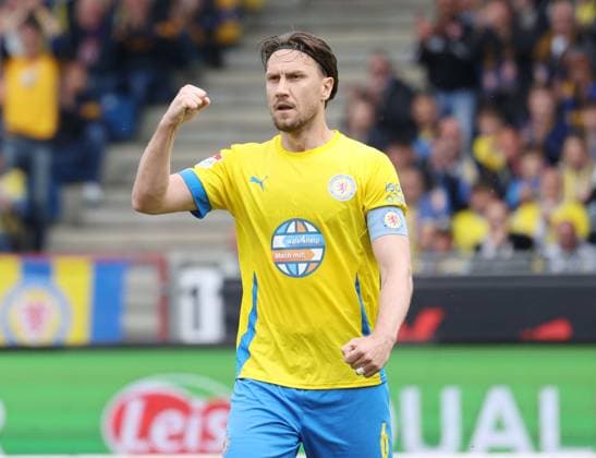 Eintracht BS vs Fortuna Düsseldorf Braunschweig, 03 05 2025, Football, Season 24 25, 2 Bundesliga, 32 Matchday, Eintracht Braunschweig vs Fortuna Düsseldorf, Picture shows Ermin Bicakcic BTSV, 6 Braunschweig