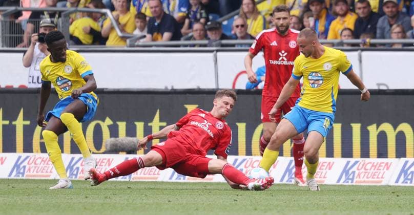 Eintracht BS vs Fortuna Düsseldorf Braunschweig, 03 05 2025, Soccer, Season 24 25, 2 Bundesliga, 32 Matchday, Eintracht Braunschweig vs Fortuna Düsseldorf, Picture shows Richmond Tachie BTSV, 29 and Marvin Rittmüller BTSV, 18 Braunschweig