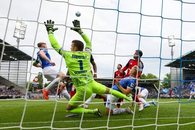 2025 05 03 xJFAx 2 Bundesliga SV Darmstadt 98 Hamburger SV v l , in action, in action in penalty area Goalkeeper, Goalkeeper Marcel Schuhen SV Darmstadt 98 DFL DFB REGULATIONS PROHIBIT ANY USE OF PHOTOGRAPHS as IMAGE SEQUENCES and or QUASI VIDEO Copyright: JoaquimxFerreira