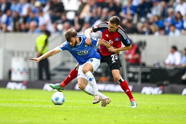 Killian Corredor SV Darmstadt 98, 34 in duel with Jonas Meffert Hamburger SV, 23 , GER, SV Darmstadt 98 vs Hamburger SV, 2 Bundesliga, Soccer, Matchday 32, Season 2024 2025, 03 05 2025 DFL REGULATIONS PROHIBIT ANY USE OF PHOTOGRAPHS as IMAGE SEQUENCES and or QUASI VIDEO GER, SV Darmstadt 98 vs Hamburger SV, 2 Bundesliga, Soccer, Matchday 32, Season 2024 2025, 03 05 2025 Darmstadt Copyright: xEibner-Pressefoto FlorianxWiegandx EP_FWD