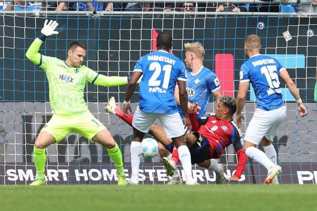 2025 05 03 xJFAx 2 Bundesliga SV Darmstadt 98 Hamburger SV v l , Goalkeeper, Goalkeeper Marcel Schuhen SV Darmstadt 98 , Ransford Yeboah Koenigsdoerfer Hamburger SV shoots the goal to 0 2 DFL DFB REGULATIONS PROHIBIT ANY USE OF PHOTOGRAPHS as IMAGE SEQUENCES and or QUASI VIDEO Copyright: JoaquimxFerreira