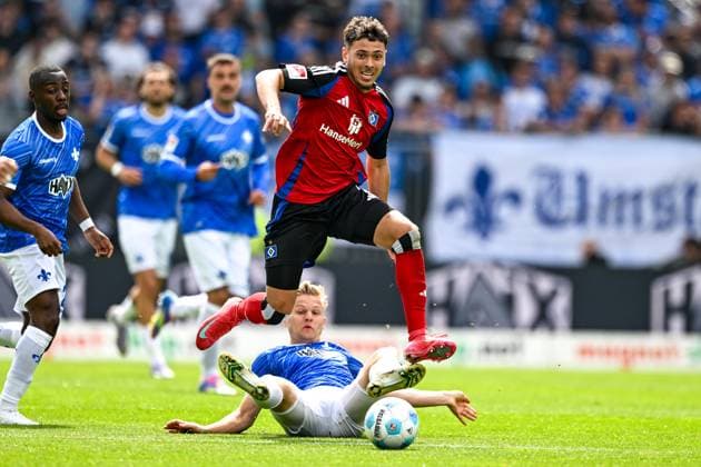 William Mikelbrencis Hamburger SV, 02 in duel with Andreas Müller SV Darmstadt 98, 15 GER, SV Darmstadt 98 vs Hamburger SV, 2 Bundesliga, Soccer, Matchday 32, Season 2024 2025, 03 05 2025 DFL REGULATIONS PROHIBIT ANY USE OF PHOTOGRAPHS as IMAGE SEQUENCES and or QUASI VIDEO GER, SV Darmstadt 98 vs Hamburger SV, 2 Bundesliga, Soccer, Matchday 32, Season 2024 2025, 03 05 2025 Darmstadt Copyright: xEibner-Pressefoto FlorianxWiegandx EP_FWD