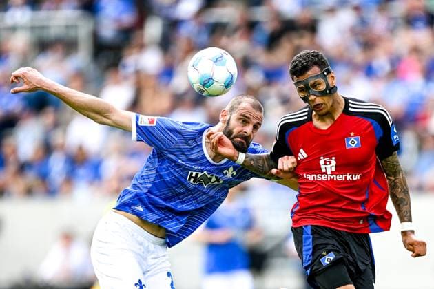 Aleksandar Vukotic SV Darmstadt 98, 20 in duel with Davie Selke Hamburger SV, 27 , GER, SV Darmstadt 98 vs Hamburger SV, 2 Bundesliga, Soccer, Matchday 32, Season 2024 2025, 03 05 2025 DFL REGULATIONS PROHIBIT ANY USE OF PHOTOGRAPHS as IMAGE SEQUENCES and or QUASI VIDEO GER, SV Darmstadt 98 vs Hamburger SV, 2 Bundesliga, Soccer, Matchday 32, Season 2024 2025, 03 05 2025 Darmstadt Copyright: xEibner-Pressefoto FlorianxWiegandx EP_FWD