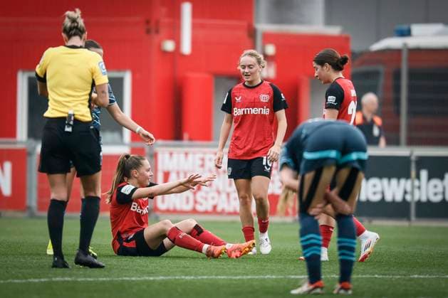 Womens Soccer Bundesliga Bayer 04 Leverkusen RB Leipzig, 03 05 2025 After the match Janou Levels Bayer 04 Leverkusen, 5 , Sofie Zdebel Bayer 04 Leverkusen, 16 and Estrella Merino Gonzales Bayer 04 Leverkusen are happy, 20 Bayer 04 Leverkusen RB Leipzig on matchday 21 of the Google Pixel Womens Bundesliga on 03 05 2025 at the Ulrich Haberland Stadium in Leverkusen North Rhine-Westphalia DFL REGULATIONS PROHIBIT ANY USE OF PHOTOGRAPHS AS IMAGE SEQUENCES AND OR QUASI VIDEO Copyright: xBEAUTIFULxSPORTS AxelxKohringx