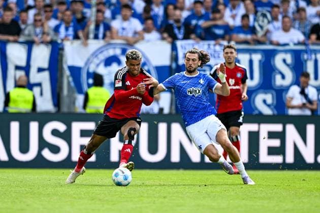 Ransford Koenigsdoerffer Hamburger SV, 11 in duel with Fraser Hornby SV Darmstadt 98, 09 , GER, SV Darmstadt 98 vs Hamburger SV, 2 Bundesliga, Soccer, Matchday 32, Season 2024 2025, 03 05 2025 DFL REGULATIONS PROHIBIT ANY USE OF PHOTOGRAPHS as IMAGE SEQUENCES and or QUASI VIDEO GER, SV Darmstadt 98 vs Hamburger SV, 2 Bundesliga, Soccer, Matchday 32, Season 2024 2025, 03 05 2025 Darmstadt Copyright: xEibner-Pressefoto FlorianxWiegandx EP_FWD