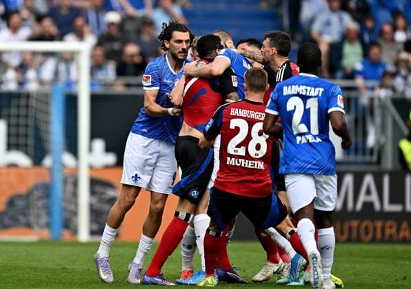 03 05 2025, xfux, Fussball 2 Bundesliga, SV Darmstadt 98 Hamburger SV, v l Rudelbildung mit Davie Selke Hamburger SV , Aleksandar Vukotic SV Darmstadt 98 DFL DFB REGULATIONS PROHIBIT ANY USE OF PHOTOGRAPHS as IMAGE SEQUENCES and or QUASI VIDEO Licensing of this image to and or by SV Darmstadt 1898 e V and subsidiaries is not permitted No release of or sale to SV Darmstadt 1898 e V Darmstadt