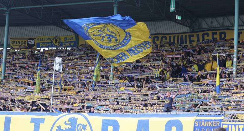 Eintracht BS vs Fortuna Düsseldorf Braunschweig, 03 05 2025, Soccer, Season 24 25, 2 Bundesliga, Matchday 32, Eintracht Braunschweig vs Fortuna Düsseldorf, Picture shows Braunschweig fans in the south curve Braunschweig