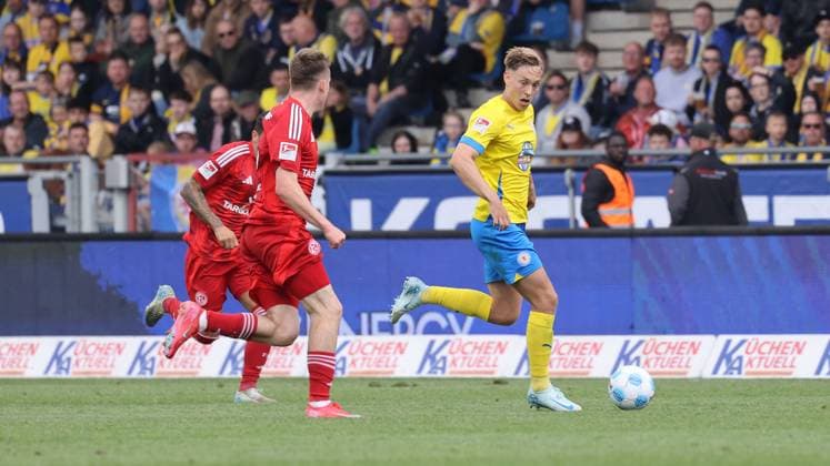 Eintracht BS vs Fortuna Düsseldorf Braunschweig, 03 05 2025, Football, Season 24 25, 2 Bundesliga, 32 Matchday, Eintracht Braunschweig vs Fortuna Düsseldorf, Picture shows Julian Baas BTSV, 16 Braunschweig