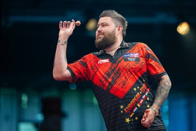 Bilder des Jahres 2025, Sport 05 Mai Sport Themen der Woche KW18 Sport Bilder des Tages Michael Smith GER, PDC European Darts Grand Prix 2025, 2. Runde, Best of 11 Legs, Sindelfingen Glaspalast, 03.05.2025 GER, PDC European Darts Grand Prix 2025, 2. Runde, Best of 11 Legs, Sindelfingen Glaspalast, 03.05.2025 Sindelfingen *** Michael Smith GER, PDC European Darts Grand Prix 2025, 2 Round, Best of 11 Legs, Sindelfingen Glaspalast, 03 05 2025 GER, PDC European Darts Grand Prix 2025, 2 Round, Best of 11 Legs, Sindelfingen Glaspalast, 03 05 2025 Sindelfingen Copyright: xSandyxDinkelackerx EP_SDR