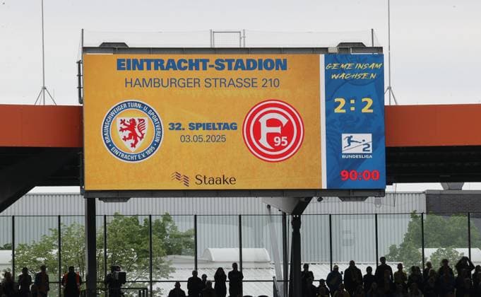 Eintracht BS vs Fortuna Düsseldorf Braunschweig, 03 05 2025, Football, Season 24 25, 2 Bundesliga, Matchday 32, Eintracht Braunschweig vs Fortuna Düsseldorf, Picture shows The scoreboard shows the final result 2 2 Braunschweig
