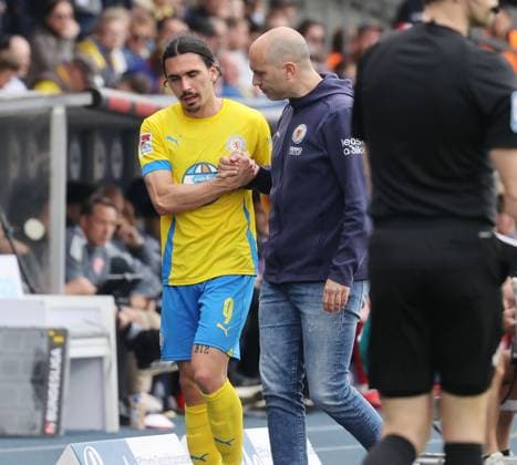 Eintracht BS vs Fortuna Düsseldorf Braunschweig, 03 05 2025, Soccer, Season 24 25, 2 Bundesliga, 32 Matchday, Eintracht Braunschweig vs Fortuna Düsseldorf, Picture shows Rayan Philippe BTSV, 9 and Coach Daniel Scherning Braunschweig