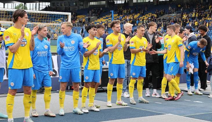 Eintracht BS vs Fortuna Düsseldorf Braunschweig, 03 05 2025, Soccer, Season 24 25, 2 Bundesliga, Matchday 32, Eintracht Braunschweig vs Fortuna Düsseldorf, Picture shows The Eintracht team thanking the fans in the Südkurve Braunschweig after the match