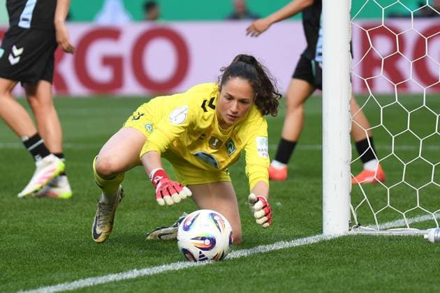 Soccer I Women I Season 2024 2025 I DFB Cup I Final I FC Bayern Munich SV Werder Bremen I 01 05 2025 Livia Maite Peng 1, SV Werder Bremen stops the ball on the byline Crop, close-up, portrait, portrait, single photo, single image, body Cologne RheinEnergieStadion North Rhine-Westphalia Germany Copyright: xLobeca InesxHähnelx