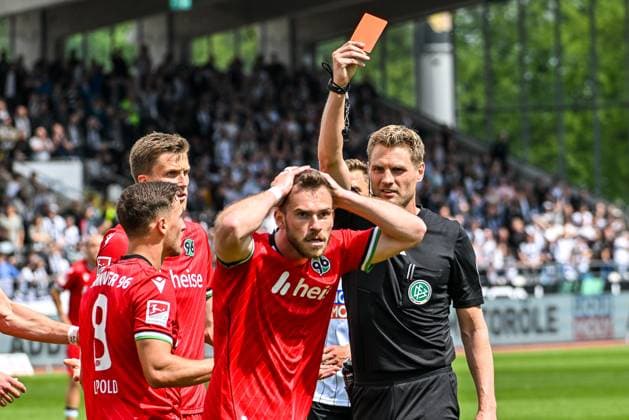 Sport Themen der Woche KW18 Sport Bilder des Tages GER, 2. BL, SSV Ulm 1846 vs Hannover 96 03.05.2025, Donaustadion, Ulm, GER, 2. BL, SSV Ulm 1846 vs Hannover 96, im Bild Schiedsrichter Timo Gerach zeigt Boris Tomiak (Hannover, 3) die rote Karte *** GER, 2 BL, SSV Ulm 1846 vs Hannover 96 03 05 2025, Donaustadion, Ulm, GER, 2 BL, SSV Ulm 1846 vs Hannover 96, in the picture referee Timo Gerach shows Boris Tomiak Hannover, 3 the red card nordphotoxGmbHx xHafner nph00200