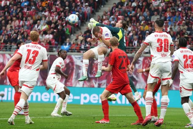 Sport Themen der Woche KW18 Sport Bilder des Tages 1. Bundesliga: RB Leipzig vs. FC Bayern München, 03.05.25 Torwart Maarten Vandevoordt (26, RB Leipzig) klärt per Faust. Fußball, 1. Bundesliga, Saison 2024 2025, 32. Spieltag: RB Leipzig vs. FC Bayern München am 03.05.25 in der Red Bull Arena, Leipzig. DFL REGULATIONS PROHIBIT ANY USE OF PHOTOGRAPHS AS IMAGE SEQUENCES AND OR QUASI-VIDEO. *** 1 Bundesliga RB Leipzig vs FC Bayern Munich, 03 05 25 Goalkeeper Maarten Vandevoordt 26, RB Leipzig clears by fist Football, 1 Bundesliga, Season 2024 2025, 32 Matchday RB Leipzig vs FC Bayern Munich on 03 05 25 at Red Bull Arena, Leipzig DFL REGULATIONS PROHIBIT ANY USE OF PHOTOGRAPHS AS IMAGE SEQUENCES AND OR QUASI VIDEO Copyright: xBEAUTIFULxSPORTS JanxKaeferx