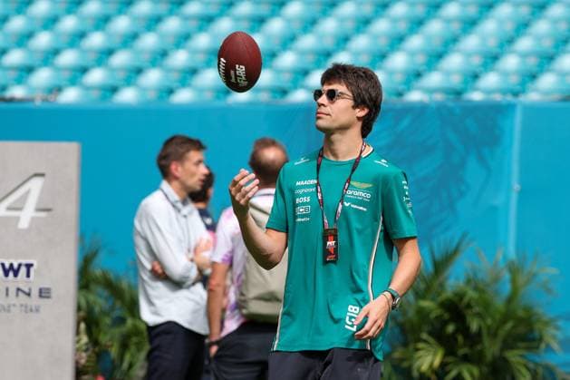 Lance Stroll Aston Martin Aramco in the paddock playing with a football, Grand Prix of Miami, Motorsport, Men, Formula 1, Sprint, 03 05 2025 Miami Florida USA Copyright: xkolbert-press ChristianxKolbertx