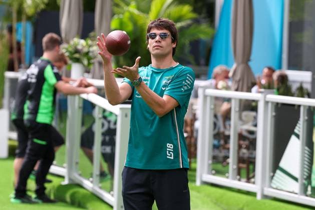 Lance Stroll Aston Martin Aramco in the paddock playing with a football, Grand Prix of Miami, Motorsport, Men, Formula 1, Sprint, 03 05 2025 Miami Florida USA Copyright: xkolbert-press ChristianxKolbertx