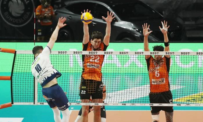 Lorenz Karlitzek in attack, Jake Hanes, Nehemiah Mote duel Match scene Action Sport Volleyball Bundesliga Mens Play Off Final 3 Match Season 2024 2025 03 05 2025 BR Volleys Berlin BRV vs SVG Lüneburg