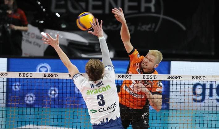 Ruben Schott in attack, Michael Wright duel Match scene Action Sport Volleyball Bundesliga Mens Play Off Final 3 Match Season 2024 2025 03 05 2025 BR Volleys Berlin BRV vs SVG Lüneburg