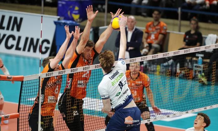 Oskar Espeland in attack, Johannes Tille, Tobias Krick duel Match scene Action Sport Volleyball Bundesliga Mens Play Off Final 3 Match Season 2024 2025 03 05 2025 BR Volleys Berlin BRV vs SVG Lüneburg