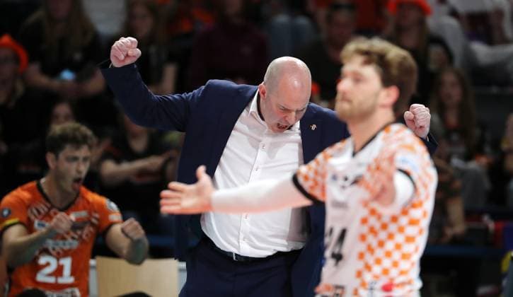 Coach Joel Banks, Kyle Dagostino cheers joy emotion jubilation Sport Volleyball Bundesliga Mens Play Off Final 3 Match Season 2024 2025 03 05 2025 BR Volleys Berlin BRV vs SVG Lüneburg
