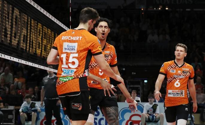Moritz Reichert cheers with Nehemiah Mote, Johannes Tille Joy Emotion Cheers Sport Volleyball Bundesliga Mens Play Off Final 3 Match Season 2024 2025 03 05 2025 BR Volleys Berlin BRV vs SVG Lüneburg
