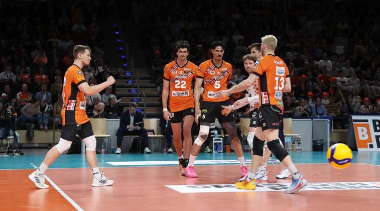 BR Volleys celebrate after winning 2 0 sets Sport Volleyball Bundesliga Mens Play Off Final 3 Match Season 2024 2025 03 05 2025 BR Volleys Berlin BRV vs SVG Lüneburg