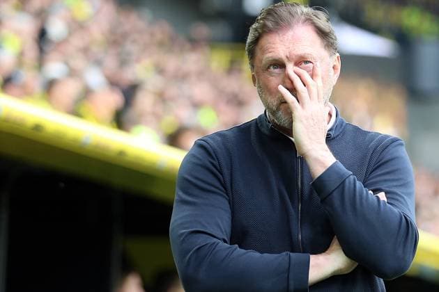 03 05 2025, xrekx, Fussball 1 Bundesliga, Borussia Dortmund VfL Wolfsburg v l Ralph Hasenhüttl Hasenhuettl VfL Wolfsburg enttaeuscht, enttäuscht, schaut enttaeuscht, traurig, frustriert, niedergeschlagen, disappointed, sad, frustrated DFL DFB REGULATIONS PROHIBIT ANY USE OF PHOTOGRAPHS as IMAGE SEQUENCES and or QUASI VIDEO Dortmund