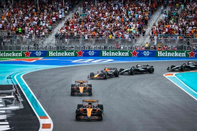 F1 - MIAMI GRAND PRIX 2025 81 PIASTRI Oscar (aus), McLaren F1 Team MCL39, 04 NORRIS Lando (gbr), McLaren F1 Team MCL39, 01 VERSTAPPEN Max (nld), Red Bull Racing RB21, action during the Formula 1 Crypto.com Miami Grand Prix 2025, 6th round of the 2025 FIA Formula One World Championship, WM, Weltmeisterschaft from May 2 to 4, 2025 on the Miami International Autodrome, in Miami Gardens, Florida, United States of America - Miami GardensUnited States Copyright: xXavixBonillax