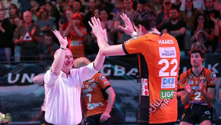 Mayor Kai Wegener congratulates Jake Hanes, Berlin Recycling Volleys team are German champions Jubel Emotion Freude Sport Volleyball Bundesliga Herren Play Off Finale 3 Spiel Saison 2024 2025 03 05 2025 BR Volleys Berlin BRV vs SVG Lüneburg