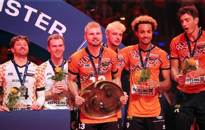 Ruben Schott with championship trophy, Berlin Recycling Volleys team are German champions Jubel Emotion Freude Sport Volleyball Bundesliga Herren Play Off Finale 3 Spiel Saison 2024 2025 03 05 2025 BR Volleys Berlin BRV vs SVG Lüneburg