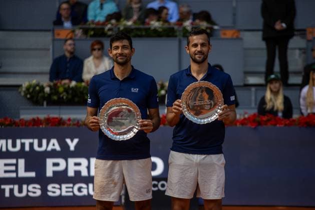 Men s doubles final on Matchday 12 of the Mutua Madrid Open at La Caja Mágica - 03 May 2025 Marcelo Arévalo of El Salvador and Mate Pavic of Croatia pose with their runner-up trophies after their defeat in the men s doubles final of the Mutua Madrid Open against Marcel Granollers of Spain and Horacio Zeballos of Argentina on Matchday 12 of the Mutua Madrid Open at La Caja Mágica. Final score: 6-4, 6-4 for Granollers and Zeballos Madrid Spain Copyright: xDavidxCanalesx xSOPAxImagesx DCFinaldoblesMascOpenMadrid1MAYO-42