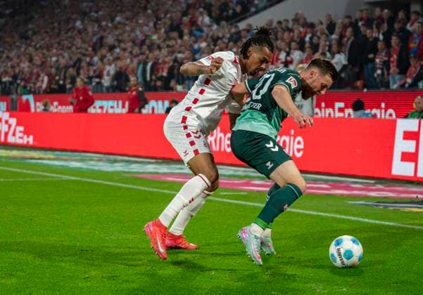 One-on-one fight between Damion Downs 1 FC Koeln, 42 and Christian Kuehlwetter SSV Jahn Regensburg, 30 1 FC Köln SSV Jahn Regensburg, 03 05 2025 Football, 2 Bundesliga, RheinEnergieStadion Köln DFL regulations prohibit any use of photographs as image sequences and or quasi video Copyright: HMBxMedia xMarcoxBader