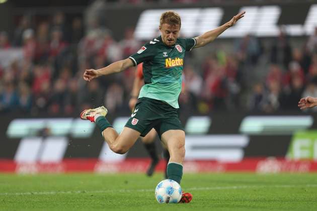 Sebastian Ernst SSV Jahn Regensburg in action, on the ball, individual action during the 2 Bundesliga match between 1 FC Köln and Jahn Regensburg at RheinEnergieStadion on 03 May 2025 in Cologne, Germany Photo by Oliver Kaelke DeFodi Images Sebastian Ernst SSV Jahn Regensburg controls the ball during the 2 Bundesliga match between 1 FC Köln and Jahn Regensburg at RheinEnergieStadion on May 3, 2025 in Cologne, Germany Photo by Oliver Kaelke DeFodi Images DFB DFL REGULATIONS PROHIBIT ANY USE OF PHOTOGRAPHS AS IMAGE SEQUENCES AND OR QUASI VIDEO Photo by Oliver Kaelke DeFodi Images